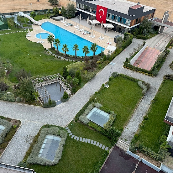 Four Seans Cadde Sitesinde Havuz Cephe Eşyalı Satılık 3+1 Daire